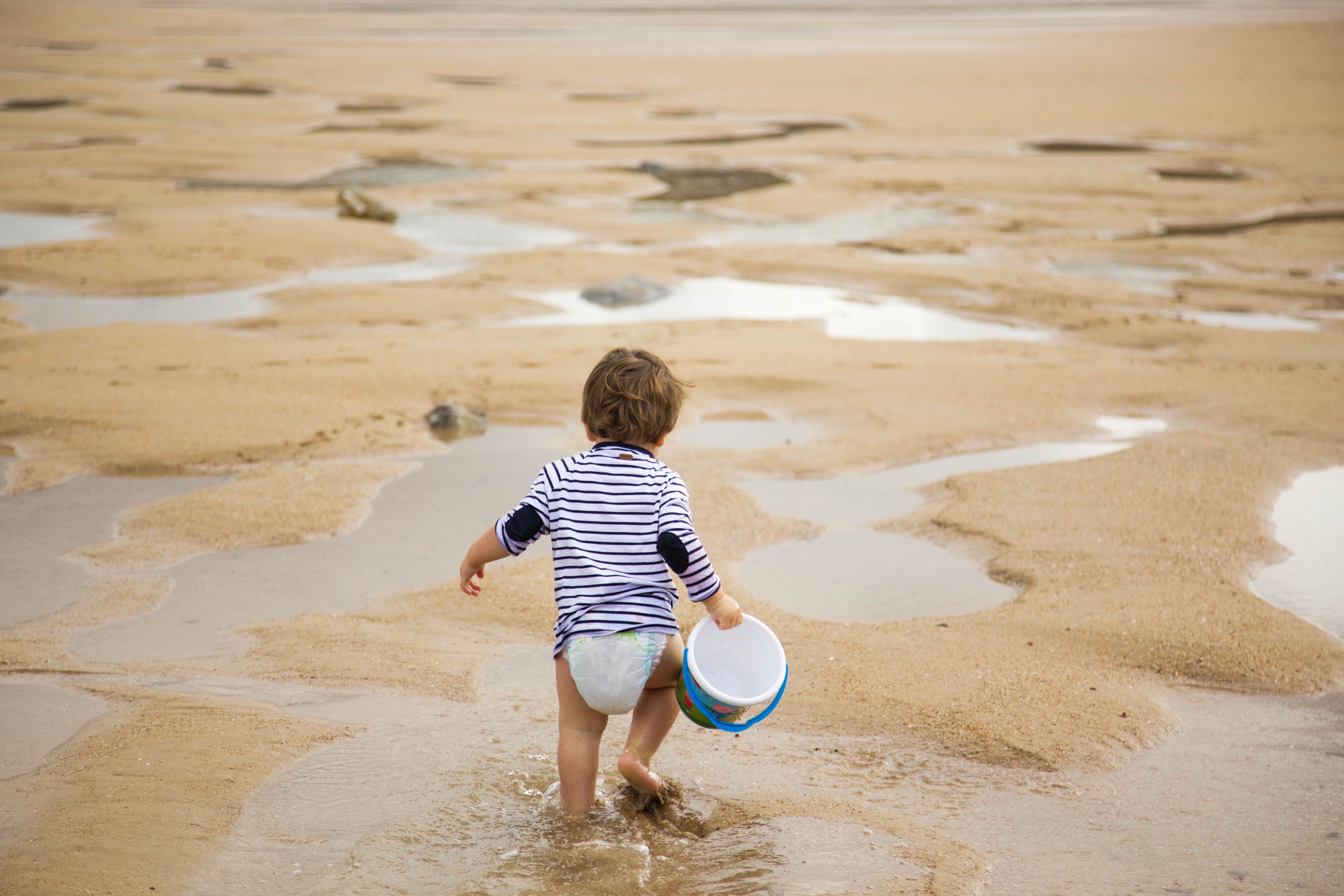 Vacances à la mer avec bébé : notre checklist complète pour partir serein