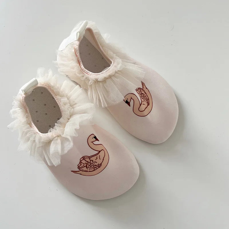 Aquashoes fille motif Cygne – design girly volants tendance maillot de bain été