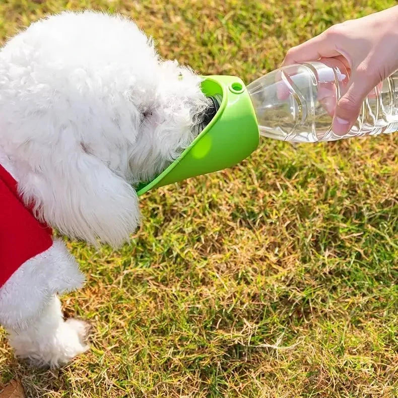 Chien qui boit dans gourde portable – bol ergonomique adapté toutes races